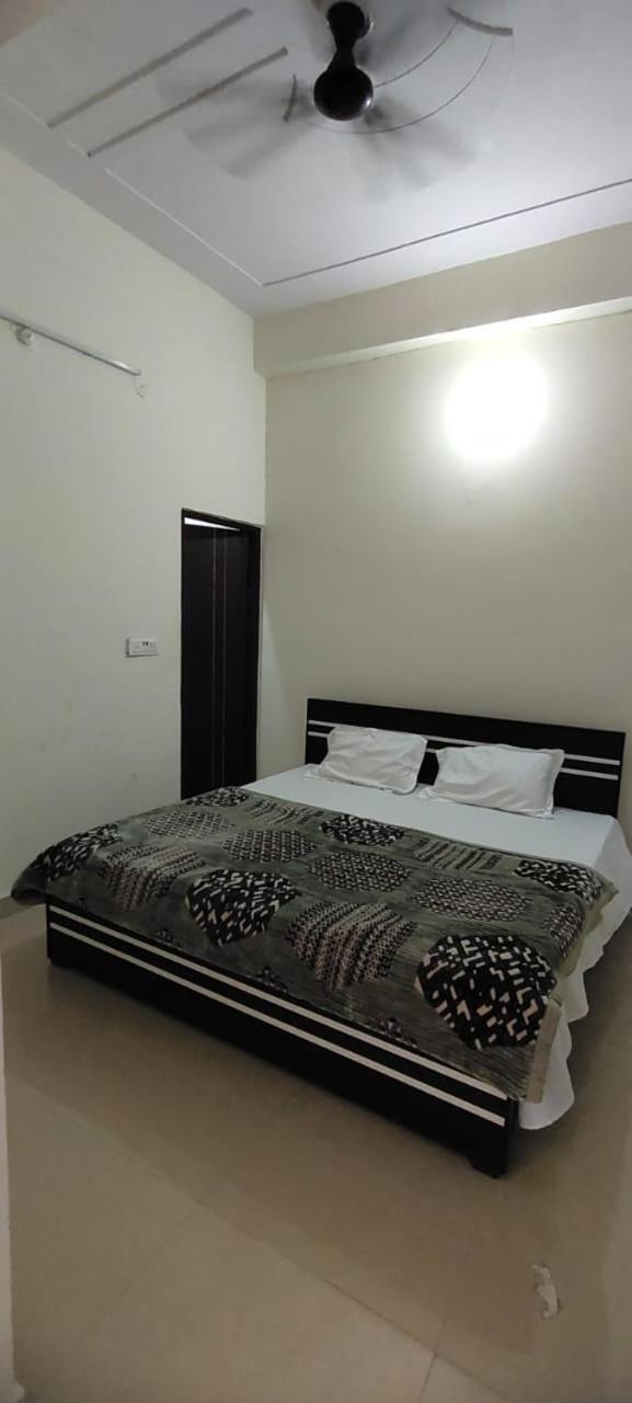 Hotel Shri Jeevandham, Near Prem Mandir, Parikrama Marg